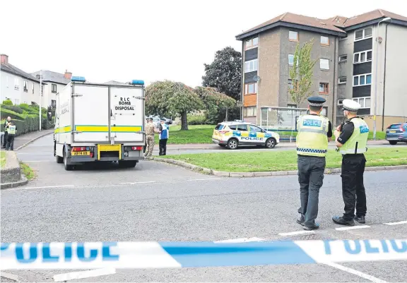  ?? Picture: Mhairi Edwards. ?? Police at the scene in Carlochie Place, Dundee, after a suspected explosive device was discovered in a flat.