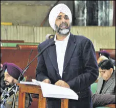  ?? RAVI KUMAR/HT ?? Punjab finance minister Manpreet Singh Badal presenting the budget in Vidhan Sabha on Monday.