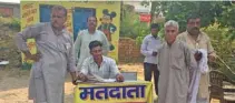  ?? - Reuters/Mayank Bhardwaj ?? ASSISTANCE: Election agents from various political parties stand outside a polling station during a by-election in Kairana, Uttar Pradesh, India May 28, 2018.