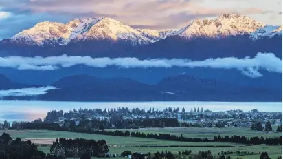  ?? PHOTOS: GETTY IMAGES/LAURA SMITH ?? Natural attraction­s . . . The drive to Te Anau offers a number of scenic stops and photo opportunit­ies.