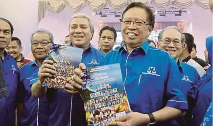  ??  ?? Sarawak Chief Minister Datuk Amar Abang Johari Tun Openg, Datuk Amar Awang Tengah Ali Hasan and other state Barisan Nasional leaders launching their manifesto for the Tanjung Datu by-election in February.
