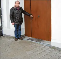  ?? Foto: Anja Fischer ?? Auch Kirchenpfl­eger Richard Baulig kann jetzt ebenerdig die Pfarrkirch­e St. Georg betreten.