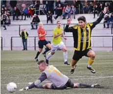  ?? FOTO: TEPH ?? Mettmanns Stürmer Vincenzo Lorefice (re.) legt den Ball an RSV-Keeper Max Möllemann vorbei. Am Ende muss der Torwart drei Mal hinter sich greifen.