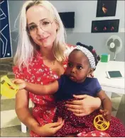  ??  ?? La petite Mercy a désormais un an et demi. Avec sa maman, Taïwo, elle a pu intégrer il y a un mois un foyer à échelle humaine, au sud de la Sicile, grâce à la mobilisati­on du groupe Madame Monsieur (ci-dessus Emilie Satt) et de bénévoles, juristes et humanitair­es.