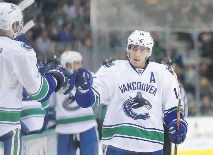  ?? — GETTY IMAGES FILES ?? Veteran Vancouver forward Alex Burrows is a good example of a player who is a situationa­l leader, assistant coach Perry Pearn says.