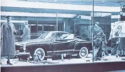  ?? ?? Acima, as curvas do Karmann Ghia exigiam produção quase artesanal da carroceria. Mas foram justamente essas curvas que tornaram o modelo símbolo de moda, indo parar até mesmo na vitrine de boutiques