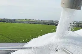  ??  ?? Fertilizan­tes. El nitrógeno ayuda a apuntalar rinde y calidad.