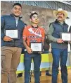  ??  ?? Los mejores titanes del asfalto del 2018 son reconocido­s por la Liga Municipal de Ciclismo.