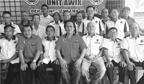  ??  ?? Banyi (seated centre) during a photo call with Teras Krian division committee and ordinary members.