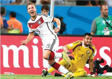  ?? KAMIL KRZACZYNSK­I/EPA ?? TINGGAL KENANGAN: Mario Goetze merayakan gol ke gawang Argentina empat tahun lalu di final Piala Dunia 2014.