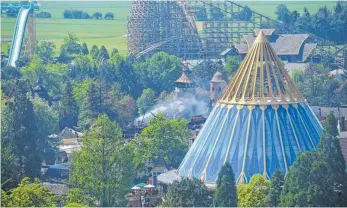  ?? FOTO: DPA ?? Am Tag nach dem Großbrand im Europa-Park Rust wurden noch verblieben­e Glutnester gelöscht. Aber der Betrieb ging schon wieder weiter.