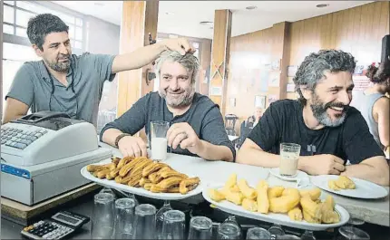  ?? VÍCTOR BELLO / MOVISTAR+ ?? El director Cesc Gay y los actores Pere Arquillué y Leonardo Sbaraglia, durante el rodaje del pasado martes