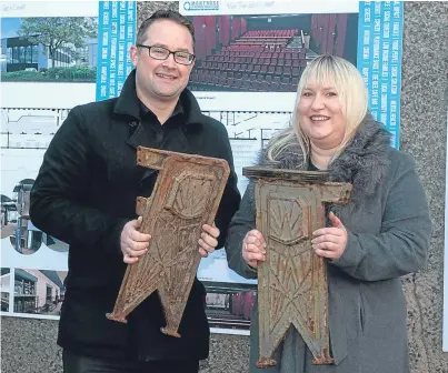  ?? Picture: Paul Smith. ?? David Paton and Kristin Alexander of the Montrose Playhouse team are delighted to have the relics.