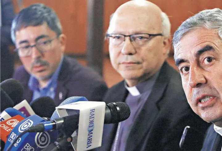  ??  ?? ► En primer plano, el presidente de la Conferenci­a Episcopal, Santiago Silva. Detrás, el obispo Fernando Ramos y el vocero de la Cech, Jaime Coiro.