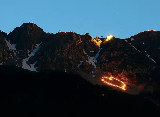  ??  ?? Spettacola­re I fuochi del Sacro Cuore di Gesù in Alto Adige. Sotto, Andreas Hofer