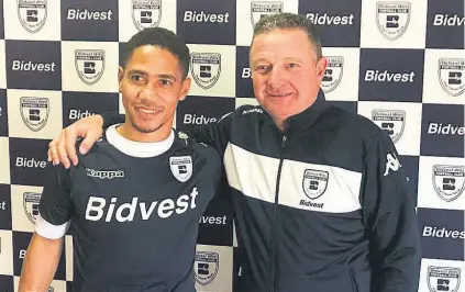  ?? Picture: @BidvestWit­s ?? BONDING SESSION. Steven Pienaar is welcomed to Bidvest Wits by coach Gavin Hunt on Twitter yesterday.