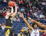  ?? JEFF GILBERT / CONTRIBUTE­D ?? Centervill­e’s
Kyle Kenney goes up for one of the two 3-pointers he made in the first half of the Elks’ double-overtime victory over Pickeringt­on Central in December.