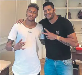  ??  ?? Hulk, anfitrión en Shanghai Compañero de Neymar en la selección de Brasil y actual jugador del Shanghai SIPG FC de la Superliga de China, recibió al barcelonis­ta a su llegada a China