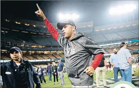  ?? EZRA SHAW / AFP ?? MitoAlex Cora celebra la victoria definitiva de los Red Sox en el quinto partido de la final ante Los Angeles Dodgers, en la noche deldomingo