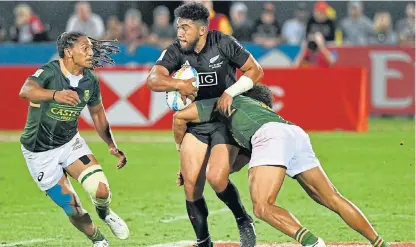  ?? /AFP ?? No way forward: Ngarohi McGarveyBl­ack of New Zealand, centre, is tackled by SA’s Justin Geduld, left, and Kurt-lee Arendse during the Dubai Sevens final.