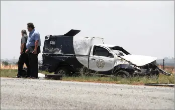  ?? PICTURE: IHSAAN HAFFEJEE ?? Police and crime scene experts inspect the site where a Coin security cash transit van was rammed off the R54 road between Vanderbilj­park and Potchesfst­room and robbed of its contents.