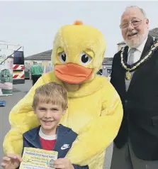  ?? ?? Whittlesey Mayor Cllr David Mason with winner Sam and Whitt the Duck