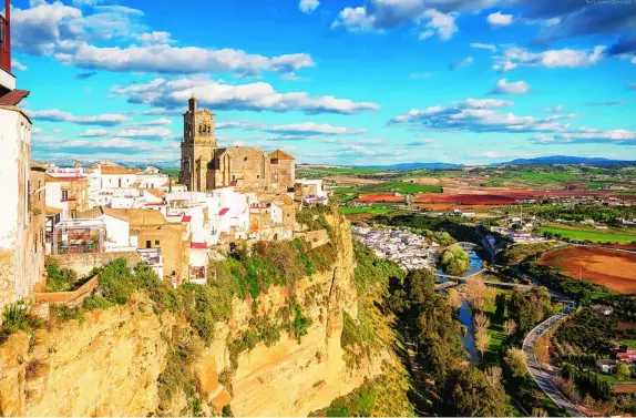  ?? DIPUTACIÓN DE CÁDIZ ?? Vista panorámica de Arcos de la Frontera, encaramado en la roca