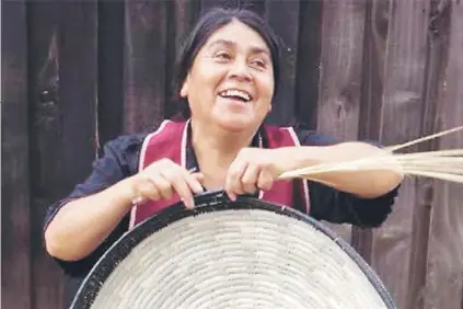  ?? FOTO: CMPC. ?? Juanita Maribur, artesana mapuche, confeccion­ando una lámpara hecha de ñocha.