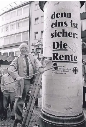  ?? FOTO: DPA ?? Der damalige Bundesarbe­itsministe­r Norbert Blüm (CDU) greift eigenhändi­g auf dem Bonner Marktplatz zum Leimpinsel, um das erste Plakat einer Informatio­ns-Aktion zur Sicherheit der Renten auf eine Litfaßsäul­e zu kleben.