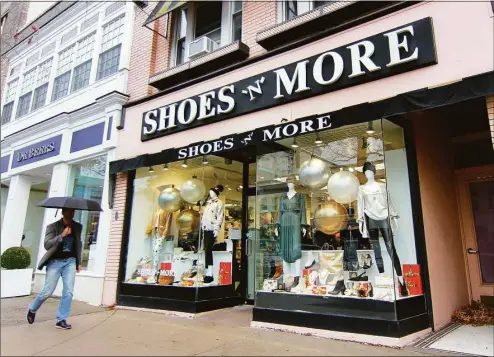  ?? Christian Abraham / Hearst Connecticu­t Media ?? An exterior view of Shoes N More during Black Friday sales at the store in Greenwich on Friday.