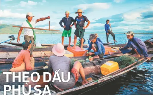  ?? ?? Ngư dân Lào đánh bắt cá trên dòng Mê Kông.