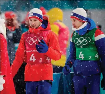  ?? FOTO: NTB SCANPIX ?? Jan Schmid (t.v.) sikret seg endelig en olympisk medalje på torsdagens lagkonkurr­anse i kombinert. Espen Andersen gikk den andre etappen.