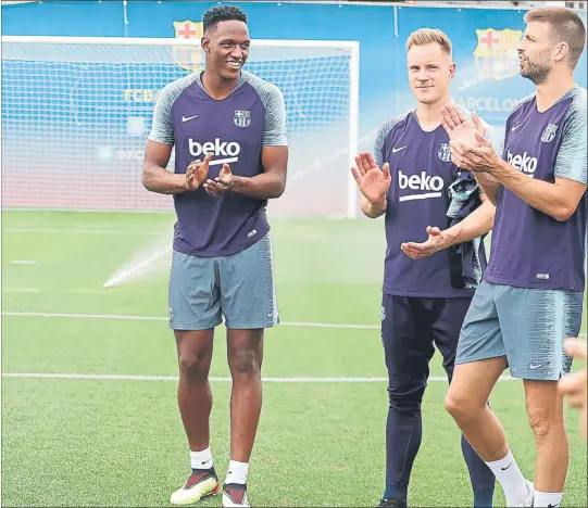  ?? FOTO: FCB ?? Yerry Mina está viviendo sus últimos días como jugador del Barça, pero mantiene su buen humor dentro del vestuario, en el que está totalmente integrado