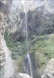  ??  ?? Canyoning : fin de stage par  mètres en rappel à la cascade du Bes de Courmes. (Photo DR)