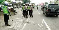  ?? ADI WIJAYA/JAWA POS ?? JALUR RAWAN KECELAKAAN: Anggota Unit Laka Satlantas Polres Gresik melakukan olah TKP di Jalan Raya Duduksampe­yan kemarin.