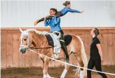  ?? Foto: Maria Baumann ?? Spektakulä­r: Nela Bachmann und Julia Lukacz lieferten auf Pferd Napoleon eine tolle Kür ab.