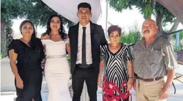  ??  ?? > La feliz pareja con la mamá de ella, Rosa Aurelia López Moreno, y sus abuelos, Guadalupe Ramírez y José Luis López.