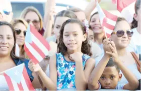  ??  ?? Centenares de fanáticos, incluyendo un gran número de niños y jóvenes, fueron al aeropuerto a recibir a la medallista de oro olímpico.