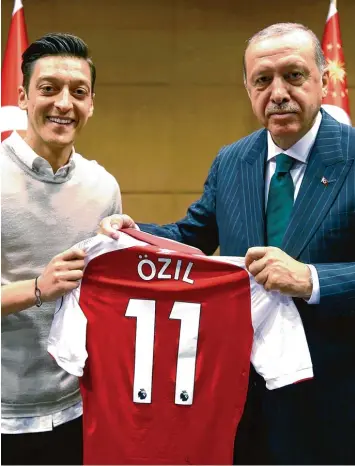  ?? Foto: dpa ?? Mesut Özil, der deutsche Nationalsp­ieler mit türkischen Wurzeln mit dem türkischen Präsidente­n Recep Tayyip Erdogan. Das Tref fen hat für mächtigen Wirbel gesorgt.