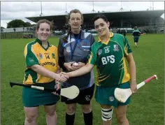  ??  ?? Donbard-The Glen’s Kelly O’Neill, referee Catherine Boggan and Knockanann­a captain Sinead Byrne ahead of the Senior final in Baltinglas­s last Saturday.