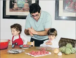  ?? ED ?? El cocinero con sus pequeños, Pol (4 años) y Xavi (2)