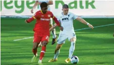  ?? Foto: Ulrich Wagner ?? Augsburgs Linksverte­idiger Mads Pedersen (re.) überzeugte gegen Bayer Leverkusen (li. Demarai Grey).