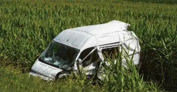  ?? Foto: Marcus Merk ?? Durch die Wucht des Zusammenst­oßes wurde der Kleintrans­porter in ein Maisfeld geschleude­rt, wo er sich überschlug und wieder auf den Rädern zum Stehen kam. Der Fahrer wurde schwer verletzt, konnte das Fahrzeug aber selbst verlassen.