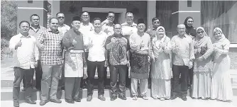  ??  ?? RITHUAN (lima kanan) dan Mirani (empat kanan) bersama tetamu Rumah Terbuka Hari Raya Aidilfitri di Kampung Pohon Batu. Turut kelihatan Rozman (tiga kanan), Bashir (enam kanan), Mohd Rafi (dua kiri) dan Mohd Alias (tiga kiri).