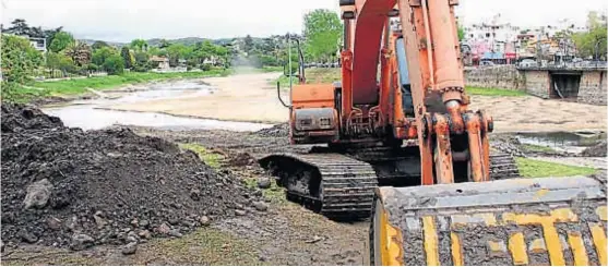  ?? (LA VOZ) ?? Limpieza costera. Con el lago bajo, en Villa Carlos Paz actualment­e se retira, con camiones, el barro de las costas más afectadas por las algas.