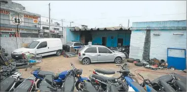  ?? FOTO: DIARIO CLARIN ?? COMPRA VENTA. El patio de la sede policial lleno de motos desarmadas, autos y cubiertas.