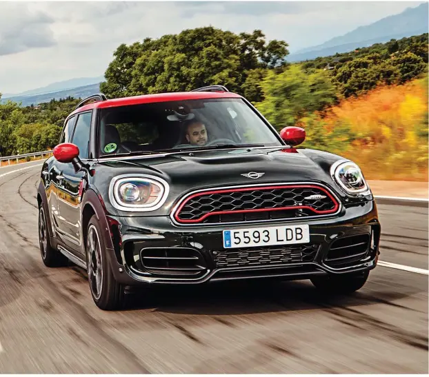  ??  ?? En el Mini, los detalles en rojo disgregado­s por toda la carrocería y pinzas de freno ayudan a identifica­r a esta variante JCW. Además, el Countryman resulta más voluminoso que el Volkswagen.