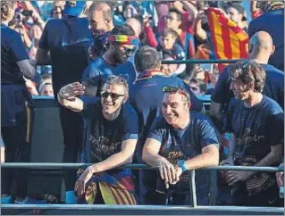  ?? ELISA BERNAL ?? Luis Enrique saluda a los aficionado­s, ayer durante la rúa de celebració­n