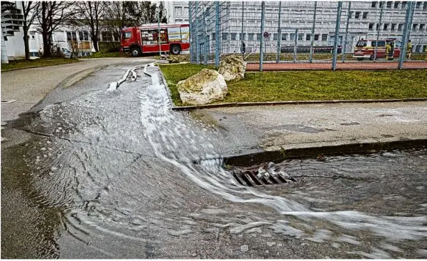  ?? Www.hz.de/bilder Fotos: Markus Brandhuber ?? Raus aus der Halle, rein in die Kanalisati­on: Rund 370.000 Liter Wasser musste die Feuerwehr aus dem Keller befördern. Weitere Fotos vom Einsatz gibt es unter