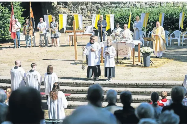  ?? FOTOS: MARKUS JOOSTEN ?? Der zentrale Fronleichn­amsgottesd­ienst der Pfarrei St. Vincentius fand wieder im Burgtheate­r statt.